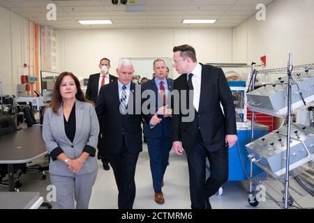 Vizepräsident Pence im Kennedy Space Center. Vizepräsident Mike Pence und Frau Karen Pence kommen am Mittwoch, 27. Mai 2020, in der Neil Armstrong Operations and Checkout Facility in Merritt Island, Florida an und werden von Jim Bridenstine, NASA-Administrator, Elon Musk, Gründer und CEO und Lead Designer von SpaceX, begrüßt. Stockfoto