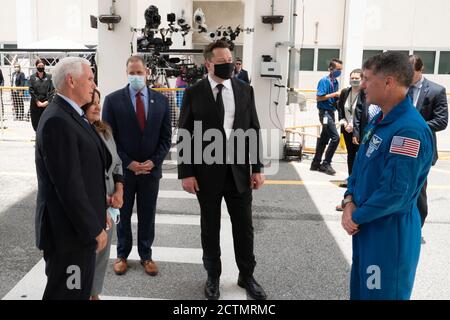 Vizepräsident Pence im Kennedy Space Center. Vizepräsident Mike Pence und Frau Karen Pence, zusammen mit Jim Bridenstine, NASA-Administrator, und Elon Musk, Gründer und CEO und Lead Designer von SpaceX, sprechen mit dem RET. Col. Robert „Shane“ Kimbrough, NASA-Astronaut auf Merritt Island, Florida Stockfoto