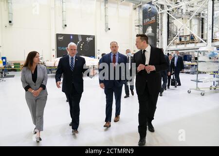 Vizepräsident Pence im Kennedy Space Center. Vizepräsident Mike Pence und Frau Karen Pence kommen am Mittwoch, 27. Mai 2020, in der Neil Armstrong Operations and Checkout Facility in Merritt Island, Florida an und werden von Jim Bridenstine, NASA-Administrator, Elon Musk, Gründer und CEO und Lead Designer von SpaceX, begrüßt. Stockfoto