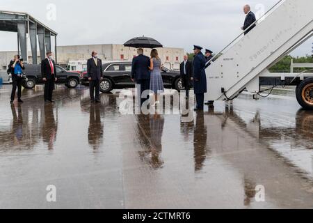 Präsident Trump und die First Lady. Präsident Donald J. Trump und First Lady Melania Trump verlassen Air Force One an der NASA Shuttle Landing Facility in Orlando, Florida Mittwoch, 27. Mai 2020 und werden von John F. Kennedy Space Center Direktor Bob Cabana, John Graves von NASA Landing Facility, und Jimmy Moffin von Space Florida begrüßt. Stockfoto