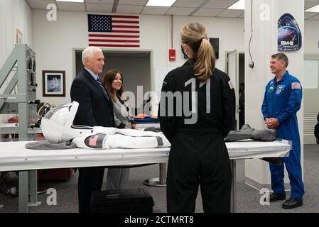 Vizepräsident Pence im Kennedy Space Center. Vizepräsident Mike Pence und Frau Karen Pence treffen sich mit Astronauten am Mittwoch, den 27. Mai 2020, in der Neil Armstrong Operations and Checkout Facility in Merritt Island, Florida Stockfoto