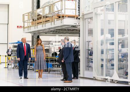 Präsident Trump und die First Lady im Kennedy Space Center. Präsident Donald J. Trump und First Lady Melania Trump nehmen an einer Tour der Orion Kapseln Teil Mittwoch, 27. Mai 2020, im Kennedy Space Center Operational Support Building in Cape Canaveral, Florida Stockfoto