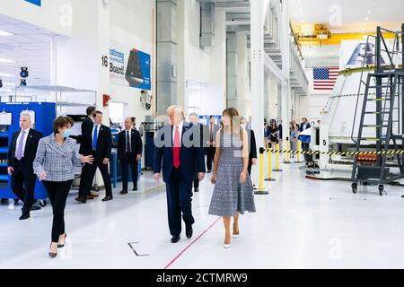 Präsident Trump und die First Lady im Kennedy Space Center. Präsident Donald J. Trump und First Lady Melania Trump gehen mit Lockheed Martin CEO Marillyn Hewson während einer Tour der Orion Kapseln Mittwoch, 27. Mai 2020, im Kennedy Space Center Operational Support Building in Cape Canaveral, Florida Stockfoto