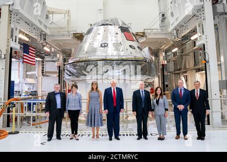 Präsident Trump und die First Lady im Kennedy Space Center. Präsident Donald J. Trump, First Lady Melania Trump, Vice President Mike Pence und Second Lady Karen Pence posieren für ein Foto mit Lockheed Martin Vice President und Orion Project Manager Michael Hawes, Lockheed Martin CEO Marillyn Hewson, NASA Administrator Jim Bridenstine, Und Kennedy Space Center Direktor Bob Cabana während einer Tour durch die Orion Kapseln Mittwoch, 27. Mai 2020, im Kennedy Space Center Operational Support Building in Cape Canaveral, Florida Stockfoto