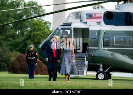 Präsident Trump und die First Lady kehren ins Weiße Haus zurück. Präsident Donald J. Trump und First Lady Melania Trump gehen über den South Lawn des Weißen Hauses Mittwoch, 27. Mai 2020, Rückkehr von ihrer Reise zum Kennedy Space Center in Cape Canaveral, Florida Stockfoto