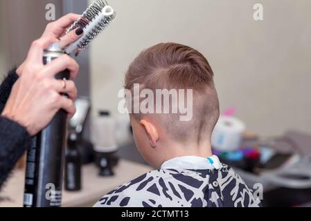 Rückansicht Nizza europäischen Jungen immer Frisur im Friseurladen.Friseur macht Eine Frisur für einen Jungen Stockfoto