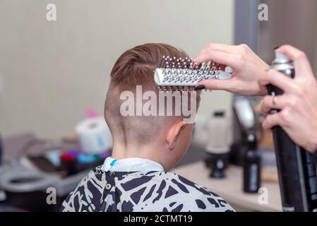 Rückansicht Nizza europäischen Jungen immer Frisur im Friseurladen.Friseur macht Eine Frisur für einen Jungen Stockfoto