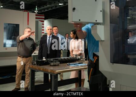 Vizepräsident Pence in Pennsylvania. Vizepräsident Mike Pence, zusammen mit Seema Verma, dem Administrator der Zentren für Medicare und Medicaid Services, nehmen an einer Tour am Freitag, 12. Juni 2020, bei Oberg Industries in Sarver, Pennsylvania Teil. Stockfoto