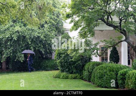 Präsident Trump reist nach Texas. Präsident Donald J. Trump trägt einen Regenschirm, als er am Donnerstag, dem 11. Juni 2020, vom Oval Office aus an Bord von Marine One auf dem South Lawn des Weißen Hauses geht und seine Reise nach Dallas, Texas, beginnt. Stockfoto