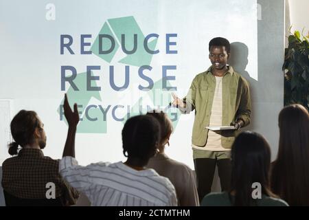 Porträt eines jungen afroamerikanischen Mannes, der während der Konferenz über Recycling und Abfallwirtschaft Rede hält, Kopierraum Stockfoto