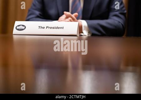 Am 15. Juni 2020 nahm Präsident Donald Trump, zusammen mit Vizepräsident Mike Pence und hochrangigen Kabinettsmitgliedern, an einem Rundtischgespräch im Kabinettsraum des Weißen Hauses Teil, das sich auf Themen konzentrierte, die Amerikas Senioren betreffen, darunter das Gesundheitswesen und die wirtschaftliche Sicherheit. Stockfoto