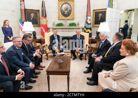 Präsident Donald J. Trump trifft sich am 24. Juni 2020 im Oval Office mit dem polnischen Präsidenten Andrzej Duda, um bilaterale Beziehungen zu erörtern. Das Treffen konzentriert sich auf die Stärkung der Beziehungen zwischen den USA und Polen in verschiedenen Sektoren. Stockfoto