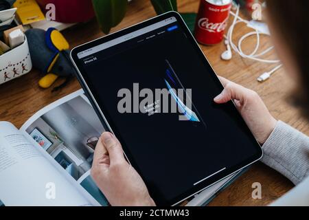 Paris, Frankreich - Apr 16, 2020: Brillantes 4,7 Retina hd Display - Frau auf der Apple Computer Internet-Website auf iPad Pro Tablet in Raumumgebung präsentiert neue iPhone SE Stockfoto