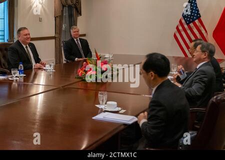 Sekretär Pompeo veranstaltet Arbeitstreffen mit der chinesischen Delegation . U. S. Staatssekretär Michael R. Pompeo veranstaltet Arbeitstreffen mit chinesischer Delegation in Honolulu, HI, am 17. Juni 2020. Stockfoto