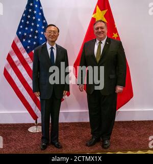 Sekretär Pompeo veranstaltet Arbeitstreffen mit dem chinesischen Politbüro-Mitglied Yang . U. S. Staatssekretär Michael R. Pompeo trifft sich am 17. Juni 2020 mit dem chinesischen Politbüro-Mitglied Yang Jiechi in Honolulu, Hawaii. Stockfoto