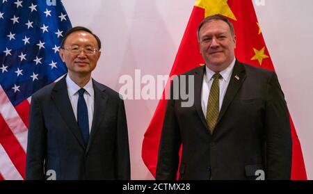 Sekretär Pompeo veranstaltet Arbeitstreffen mit dem chinesischen Politbüro-Mitglied Yang . U. S. Staatssekretär Michael R. Pompeo trifft sich am 17. Juni 2020 mit dem chinesischen Politbüro-Mitglied Yang Jiechi in Honolulu, HI. Stockfoto