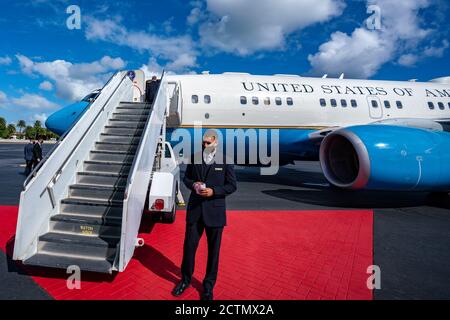 US-Außenminister Mike Pompeo verlässt am 17. Juni 2020 die Joint Base Pearl Harbor-Hickam in Honolulu, Hawaii, um den Abschluss eines diplomatischen Besuchs in der Region zu feiern. Stockfoto