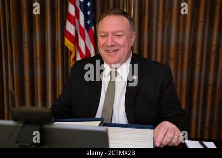 Sekretär Pompeo hält Bemerkungen zum Virtuellen Kopenhagener Demokratiegipfel . U. S. Staatssekretär Michael R. Pompeo hält am 19. Juni 2020 auf dem virtuellen Kopenhagener Demokratiegipfel eine Rede. Stockfoto