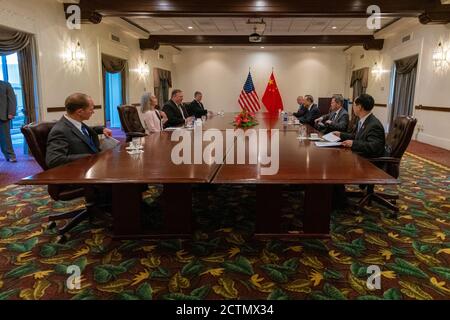 Sekretär Pompeo veranstaltet Arbeitstreffen mit der chinesischen Delegation . U. S. Staatssekretär Michael R. Pompeo veranstaltet Arbeitstreffen mit chinesischer Delegation in Honolulu, HI, am 17. Juni 2020. Stockfoto