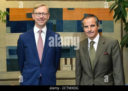 Sonderbeauftragter Hook mit IAEA Direktor Grossi . Sonderbeauftragter für Iran Brian Hook mit IAEA-Generaldirektor Rafael Mariano Grossi am 1. Juli 2020 am Sitz der Agentur in Wien, Österreich. Stockfoto