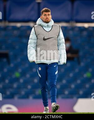 London, Großbritannien. September 2020. Jorginho von Chelsea erwärmt sich während des Carabao Cup 3. Runde Spiel zwischen Chelsea und Barnsley spielte hinter verschlossenen Türen ohne Anhänger aufgrund der Regierungsrichtlinien für Sport während der COVID-19 Pandemie in Stamford Bridge, London, England am 23. September 2020. Foto von Andy Rowland/Prime Media Images. Kredit: Prime Media Images/Alamy Live Nachrichten Stockfoto