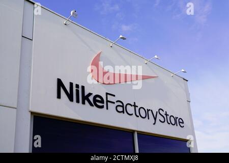 Bordeaux , Aquitaine / Frankreich - 09 20 2020 : Nike Factory Store Text Zeichen und Logo Vorderseite von Sportswear Shop Lieferant von Sportschuhen und Sportequi Stockfoto