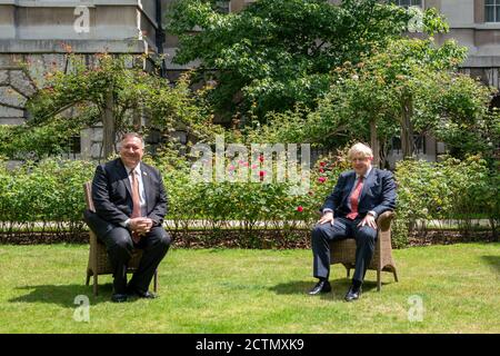 Am 21. Juli 2020 traf sich der US-Außenminister Michael Pompeo mit dem britischen Premierminister Boris Johnson in London, um Angelegenheiten von beiderseitigem Interesse zwischen den Vereinigten Staaten und dem Vereinigten Königreich zu erörtern. Stockfoto