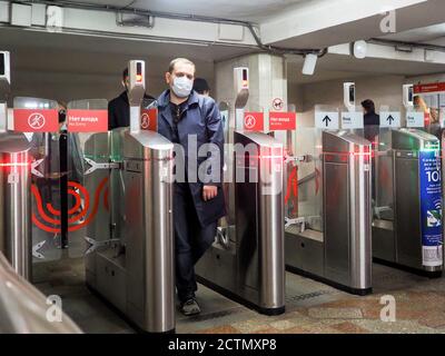 Moskau. Russland. September 22, 2020. Passagiere passieren automatische Drehkreuze an der Moskauer U-Bahn-Station. Auf den Gesichtern der Menschen, Schutzmasken Stockfoto