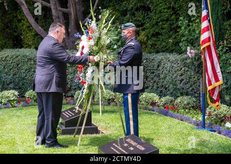 Am 23. Juli 2020 besucht Außenminister Michael Pompeo die Gräber von Präsident Richard Nixon und der ehemaligen First Lady Pat Nixon in Yorba Linda, Kalifornien, und zollt ihm dabei seinen Respekt. Stockfoto