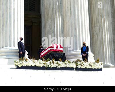 23. September 2020, Washington DC, USA: (NEU) EINE feierliche Mahnwache für die Oberste Richterin Ruth Ginsburg. September 23, 2020, Washington DC, USA. Während ein großer amerikanischer Jurist in Ruhe liegt, entfaltet sich eine Mahnwache und Zeremonie von historischem Ausmaß vor dem Obersten Gerichtshof Amerikas, wo Tausende von Trauernden sich anstellen, um von einer politisch gespaltenen Nation die letzte Ehre zu erweisen. Ihre Schatulle wird für zwei Tage, Mittwoch (23) und Donnerstag (24), vor dem Gericht zur öffentlichen Ansicht gelegt. Bild: Julia Mineeva / Thenews2 (Bild: © Julia Mineeva/TheNEWS2 via ZUMA Wire) Stockfoto