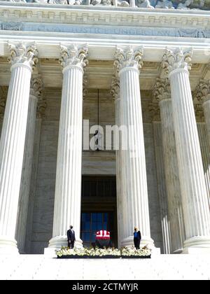 23. September 2020, Washington DC, USA: (NEU) EINE feierliche Mahnwache für die Oberste Richterin Ruth Ginsburg. September 23, 2020, Washington DC, USA. Während ein großer amerikanischer Jurist in Ruhe liegt, entfaltet sich eine Mahnwache und Zeremonie von historischem Ausmaß vor dem Obersten Gerichtshof Amerikas, wo Tausende von Trauernden sich anstellen, um von einer politisch gespaltenen Nation die letzte Ehre zu erweisen. Ihre Schatulle wird für zwei Tage, Mittwoch (23) und Donnerstag (24), vor dem Gericht zur öffentlichen Ansicht gelegt. Bild: Julia Mineeva / Thenews2 (Bild: © Julia Mineeva/TheNEWS2 via ZUMA Wire) Stockfoto