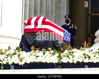 23. September 2020, Washington DC, USA: (NEU) EINE feierliche Mahnwache für die Oberste Richterin Ruth Ginsburg. September 23, 2020, Washington DC, USA. Während ein großer amerikanischer Jurist in Ruhe liegt, entfaltet sich eine Mahnwache und Zeremonie von historischem Ausmaß vor dem Obersten Gerichtshof Amerikas, wo Tausende von Trauernden sich anstellen, um von einer politisch gespaltenen Nation die letzte Ehre zu erweisen. Ihre Schatulle wird für zwei Tage, Mittwoch (23) und Donnerstag (24), vor dem Gericht zur öffentlichen Ansicht gelegt. Bild: Julia Mineeva / Thenews2 (Bild: © Julia Mineeva/TheNEWS2 via ZUMA Wire) Stockfoto