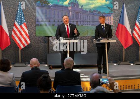 Sekretär Pompeo und der tschechische Premierminister Babis halten eine gemeinsame Pressekonferenz . Staatssekretär Michael R. Pompeo hält am 12. August 2020 eine gemeinsame Pressekonferenz mit dem tschechischen Ministerpräsidenten Andrej Babis in Prag, Tschechische Republik, ab. Stockfoto