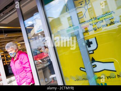 Ardara, County Donegal, Irland 24. September 2020. Die Käufer verlassen den lokalen Supermarkt inmitten der Sorge um die zunehmende Zahl von Coronavirus-Fällen, Covid-19, in der nordwestlichen Grafschaft. Stockfoto