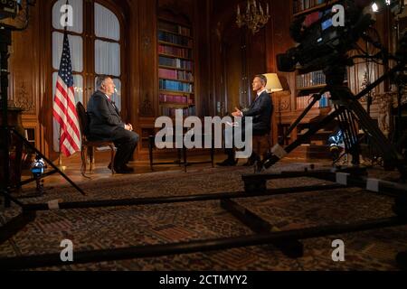 Interview von Sekretär Pompeo mit Martin Reznicek vom tschechischen Fernsehen . Staatssekretär Michael R. Pompeo wird am 12. August 2020 von Martin Reznicek vom tschechischen Fernsehen in Prag interviewt. Stockfoto