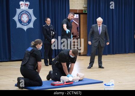 Premierminister Boris Johnson bei einem Besuch im Polizeihauptquartier Northamptonshire in Northampton, wo er neue Rekruten traf und eine Klassenausbildung in erster Hilfe sah. Stockfoto