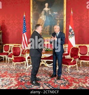 Außenminister Mike Pompeo trifft am 14. August 2020 auf den österreichischen Staatspräsidenten Alexander Van der Bellen in der Wiener Hofburg, um über internationale Beziehungen und Diplomatie zwischen den USA und Österreich zu diskutieren. Stockfoto