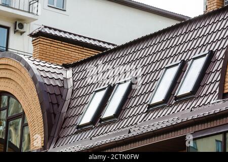 Klassische Türmchen auf einem roten Ziegeldach. Stockfoto