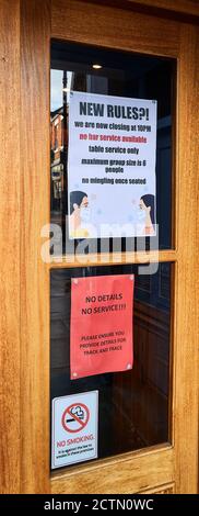 Hinweis an der Tür einer Bar in Kettering, Norhants, England (24. September 2020), über neue Regeln, um die Verbreitung von covid-19 zu verhindern. Stockfoto