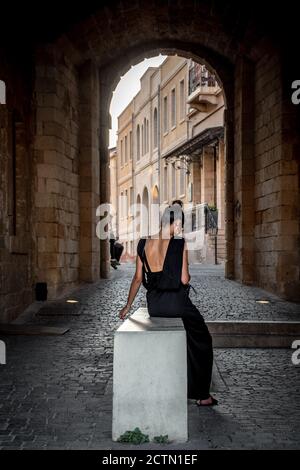 Frau in einem Gang Stockfoto