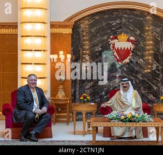 Sekretär Pompeo trifft sich mit dem bahrainischen König Hamad bin Isa Al Khalifa . Staatssekretär Michael R. Pompeo trifft sich am 26. August 2020 mit seiner Majestät König Hamad bin Isa Al Khalifa in Manama, Bahrain. Stockfoto