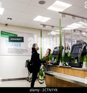 Asiatische Frau Zahlen Für Shopping In John Lewis Waitrose Mit Elektronischer Checkout mit Gesichtsbedeckung Stockfoto