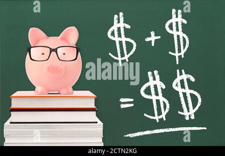 Sparschwein auf einem Stapel Bücher vor Tafel mit Sparformel Stockfoto
