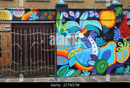 London, Großbritannien. September 2020. Ein buntes Kunstwerk neben Toren der Harwood Street.EINE riesige Auswahl an Street Art aller Art findet man fast an jeder Ecke in einem der künstlerischen und kulturellen Brennplätze Londons in Camden Town. Kredit: SOPA Images Limited/Alamy Live Nachrichten Stockfoto
