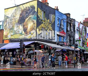 London, Großbritannien. September 2020. Mehrere Kunstwerke, die man über den Geschäften in der High Street sehen kann.EINE große Vielfalt an Street Art aller Art findet man fast an jeder Ecke in einem der künstlerischen und kulturellen Brennereien Londons in Camden Town. Kredit: SOPA Images Limited/Alamy Live Nachrichten Stockfoto