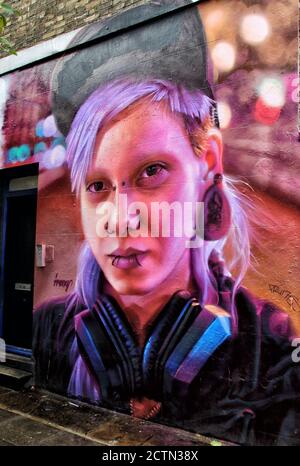 London, Großbritannien. September 2020. Street Art aus Irony, ein Bild eines Mädchens auf der Hawley Street. Eine riesige Auswahl an Street Art aller Art findet man fast an jeder Ecke in einem der künstlerischen und kulturellen Brennplätze von Camden Town in London. Kredit: SOPA Images Limited/Alamy Live Nachrichten Stockfoto
