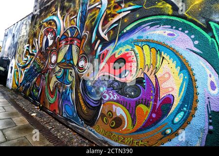 London, Großbritannien. September 2020. Ein buntes Kunstwerk in einer Seitenstraße von Morgazmik. Eine riesige Auswahl an Street Art aller Art findet man fast an jeder Ecke in einem der künstlerischen und kulturellen Brennplätze von Camden Town in London. Kredit: SOPA Images Limited/Alamy Live Nachrichten Stockfoto