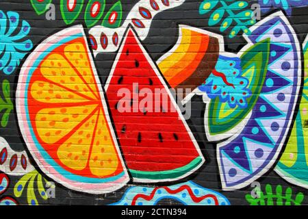 London, Großbritannien. September 2020. Bunte Street Art auf der Hawley Street. Eine riesige Auswahl an Street Art aller Art findet man fast an jeder Ecke in einem der künstlerischen und kulturellen Brennplätze von Camden Town in London. Kredit: SOPA Images Limited/Alamy Live Nachrichten Stockfoto