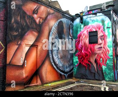 London, Großbritannien. September 2020. Ein Stück Street Art von zwei Mädchen auf der Hawley Street.EINE große Vielfalt an Street Art aller Art findet man fast an jeder Ecke in einem der künstlerischen und kulturellen Brennplätze Londons in Camden Town. Kredit: SOPA Images Limited/Alamy Live Nachrichten Stockfoto