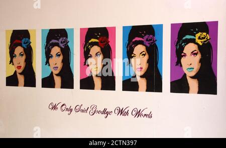 London, Großbritannien. September 2020. Diese Zusammenstellung von Bildern von Sängerin Amy Winehouse, Ein Camden-Bewohner, der 2011 starb - ist am Eingang zu einem Indoor-Markt zu sehen.EINE große Vielfalt an Street Art aller Art kann fast an jeder Ecke in einem der künstlerischen und kulturellen Brennpunkt von London Camden Town gefunden werden. Kredit: SOPA Images Limited/Alamy Live Nachrichten Stockfoto